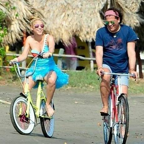 Shakira comió corozo y montó bicicleta con Carlos Vives