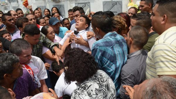 Teófilo Gutiérrez se desplomó en el sepelio de su abuela