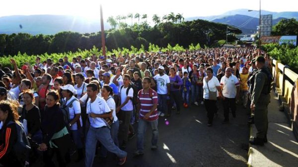 Avalancha de venezolanos cruzan la frontera para comprar alimentos en Colombia