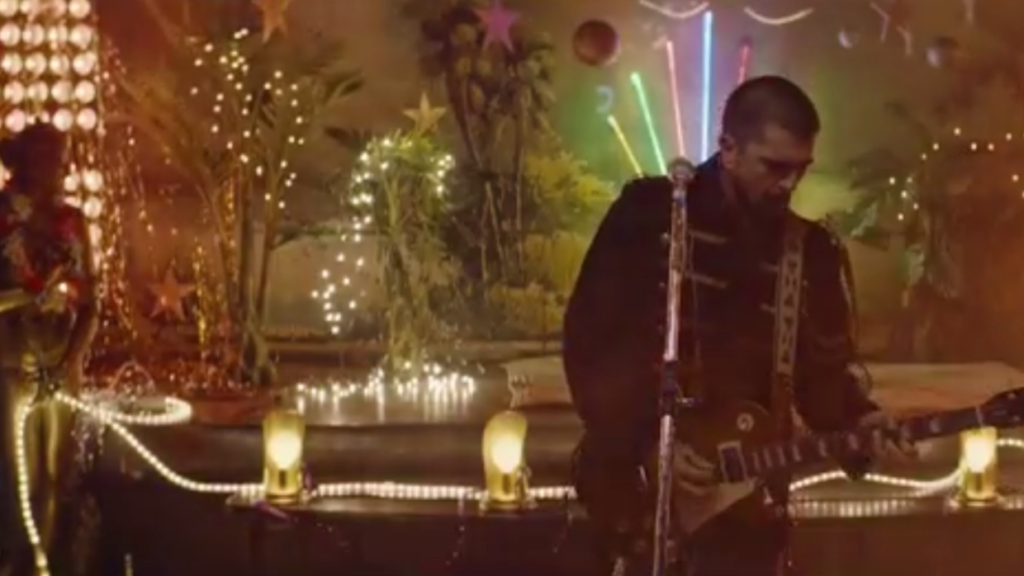 Juanes vuelve al sonido que lo consagró con "Fuego"