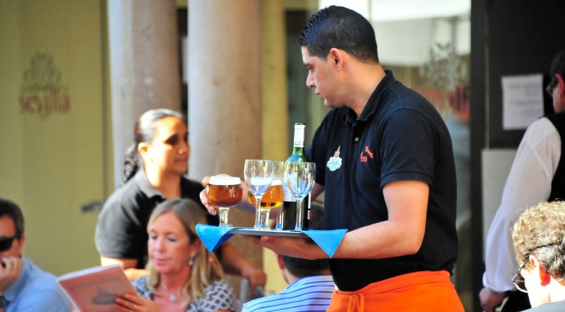Uno de cada cuatro camareros en España es inmigrante