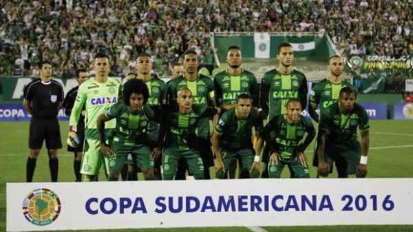 Avión que transportaba equipo de fútbol brasileño Chapecoense se estrelló en Colombia