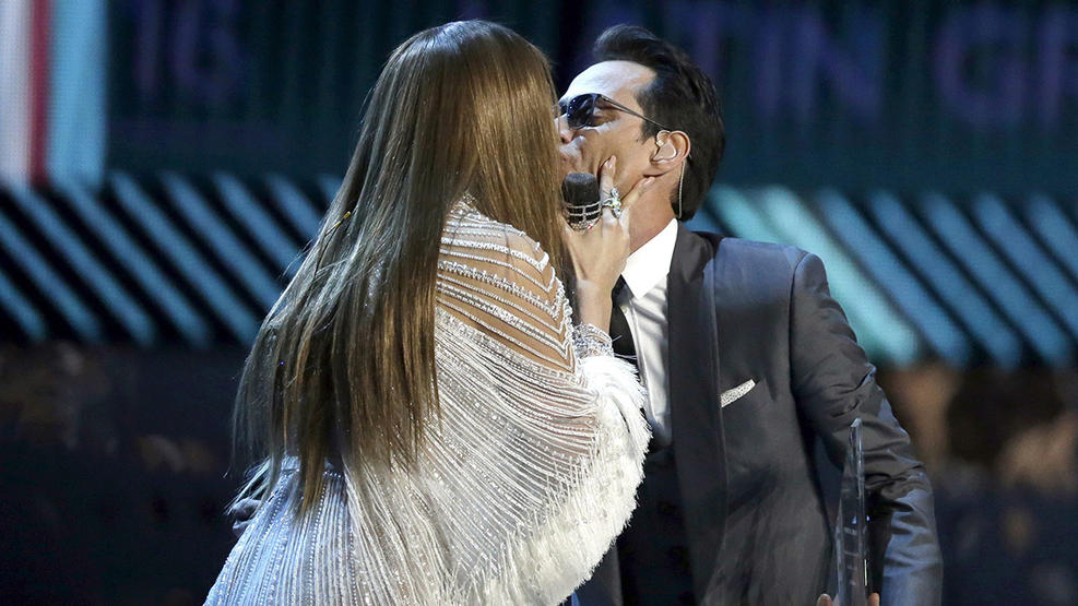 La imagen más comentada en los Grammy: el beso de Jennifer López y Marc Anthony