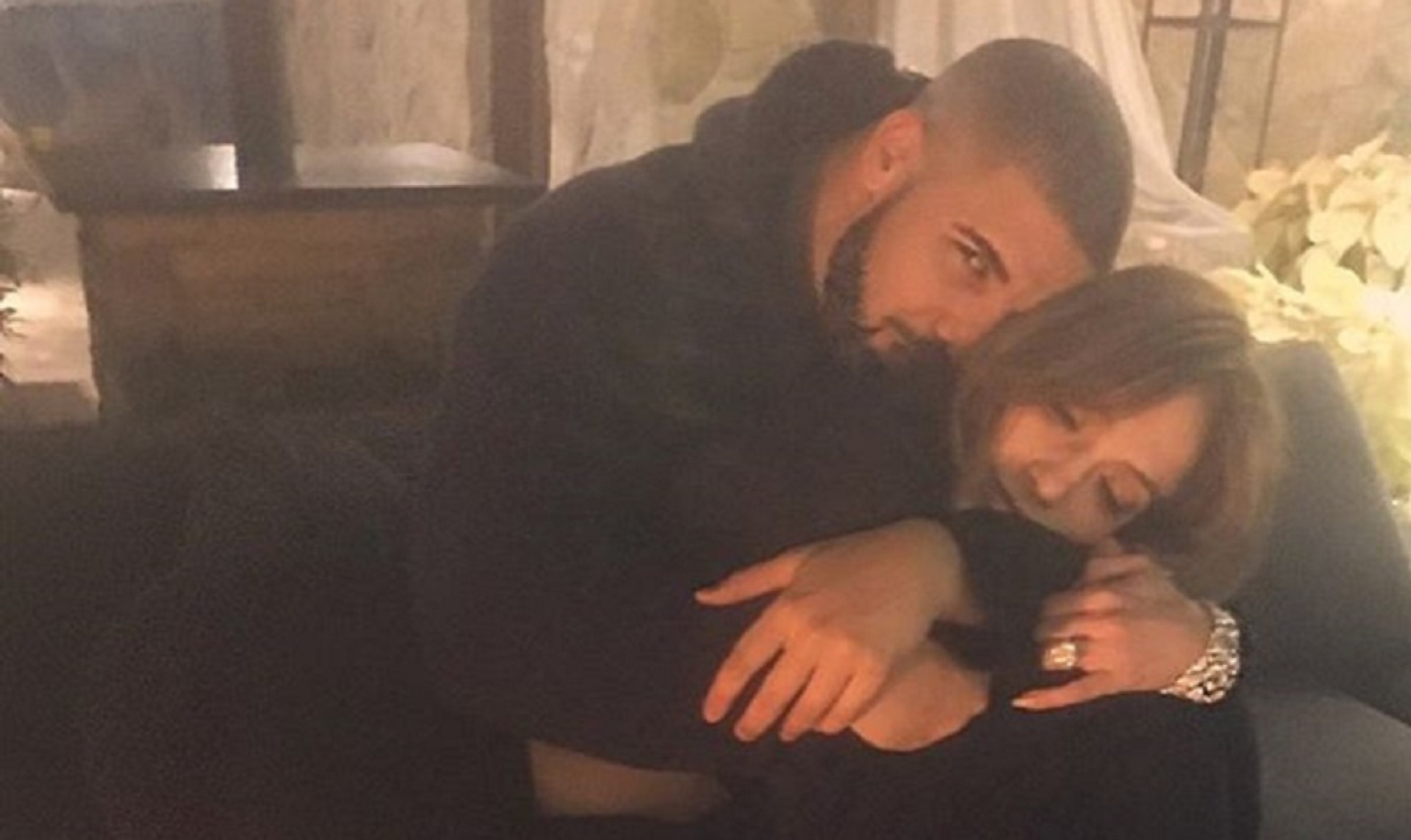 Jennifer López y Drake publican foto en la que aparecen muy enamorados