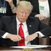 Donald Trump firma el decreto para construir el muro con México