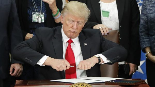 Donald Trump firma el decreto para construir el muro con México