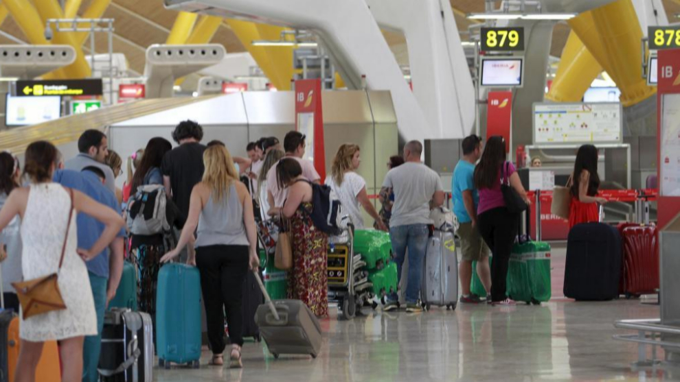 Cada mes 400 turistas peruanos son devueltos de España