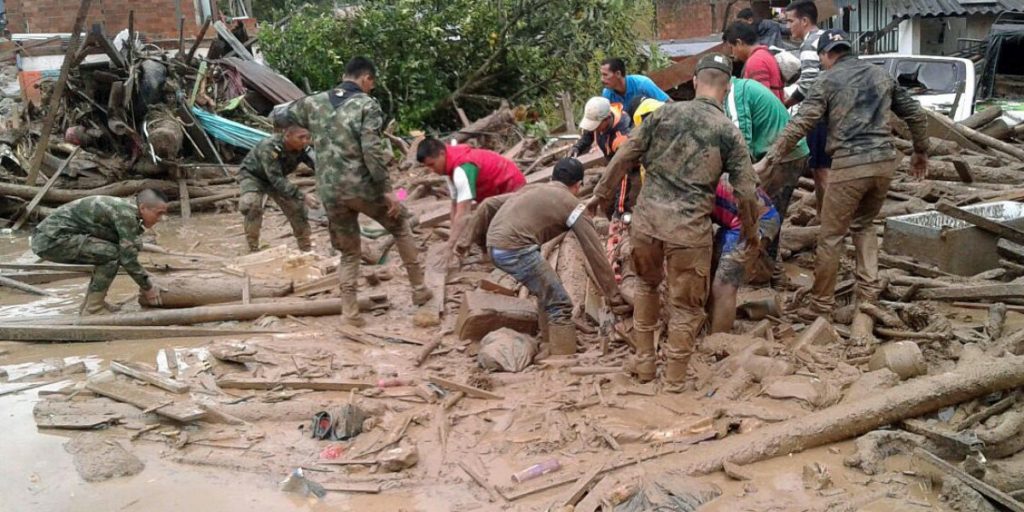 Avalancha deja más de 150 muertos en Colombia