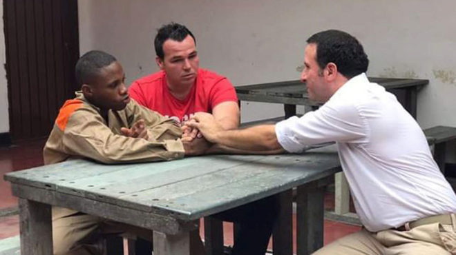 El exportero Alexis Viera visitó en la cárcel al sicario que casi lo mata