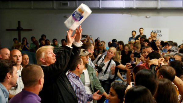 Donald Trump humilló a Puerto Rico lanzándole a sus damnificados rollos de papel higiénico