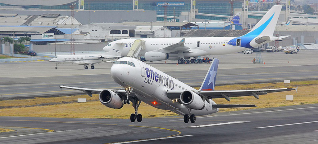 Dos polizones, presuntamente peruanos, mueren al caer de un avión