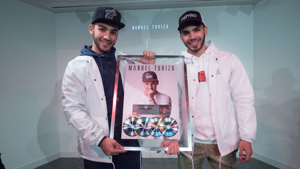 Manuel y Julián Turizo reciben en España cuatro Discos de Platino por su éxito mundial “Una lady como tú"
