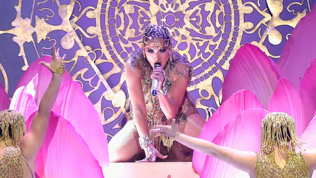 Jennifer López estrenó en los Premios Billboard "El Anillo"