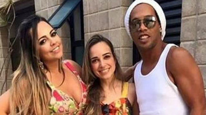 Ronaldinho ha anunciado que se casará con sus dos novias.
