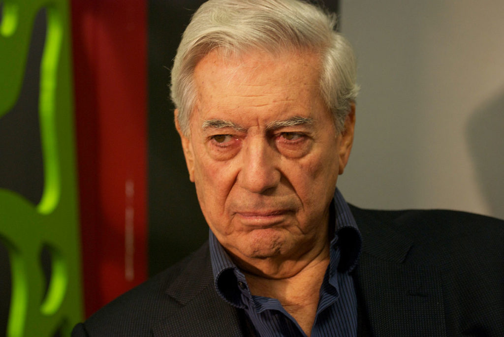 El escritor peruano Mario Vargas Llosa hospitalizado tras una caída