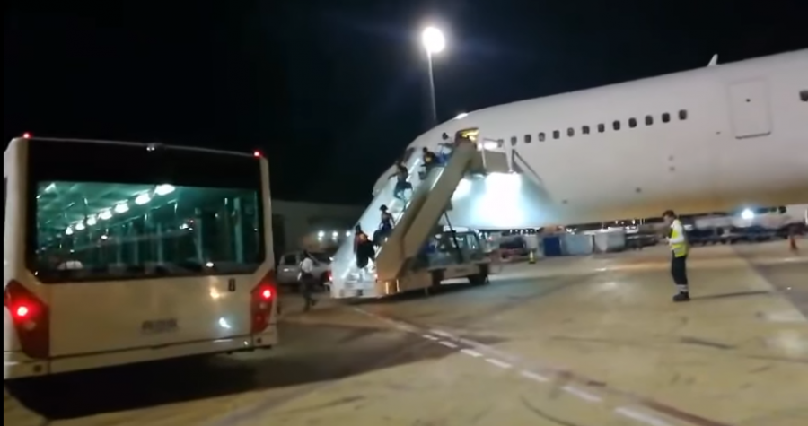 Italia quiere que los inmigrantes lleguen en avión "y en primera clase"