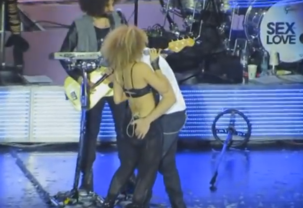 Enrique Iglesias le mete mano a su corista en pleno concierto