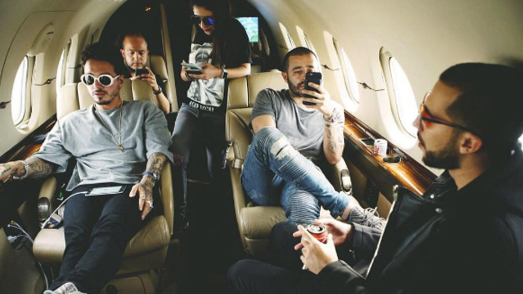 J Balvin se compró un avión lujoso y lo mostró a sus seguidores