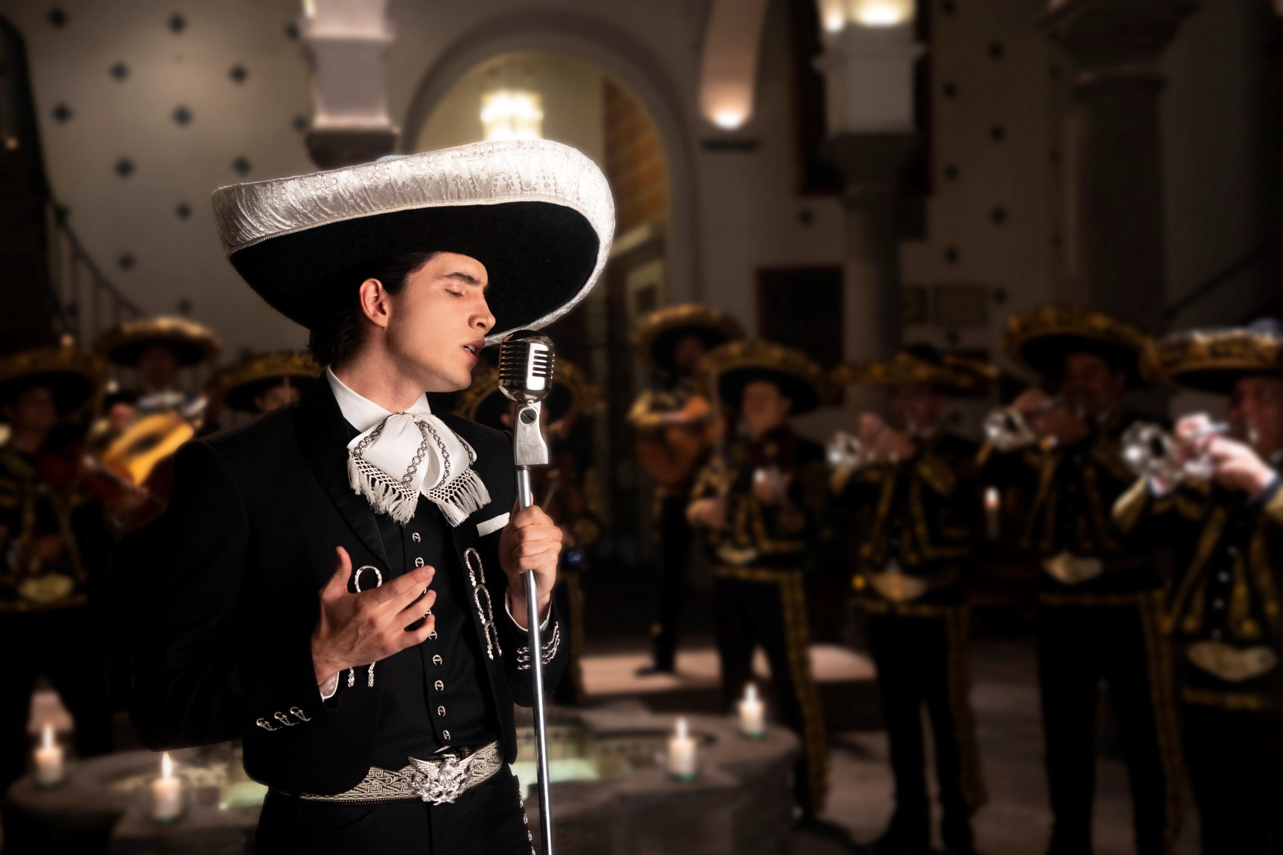 Alex, hijo de Alejandro Fernández, debuta en la música con "Te amaré"
