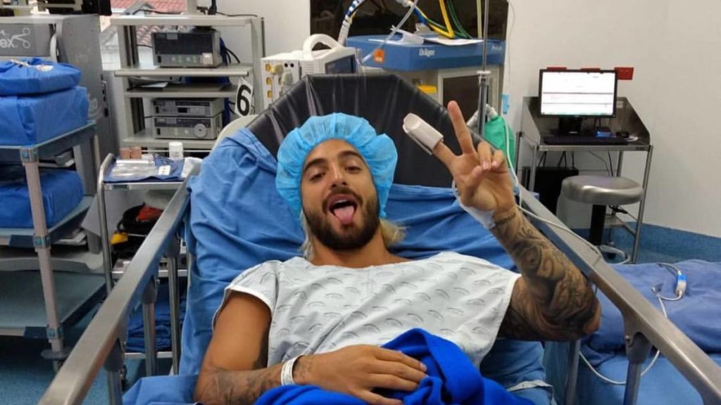 Maluma sorprendió a sus fans con una imagen en el quirófano