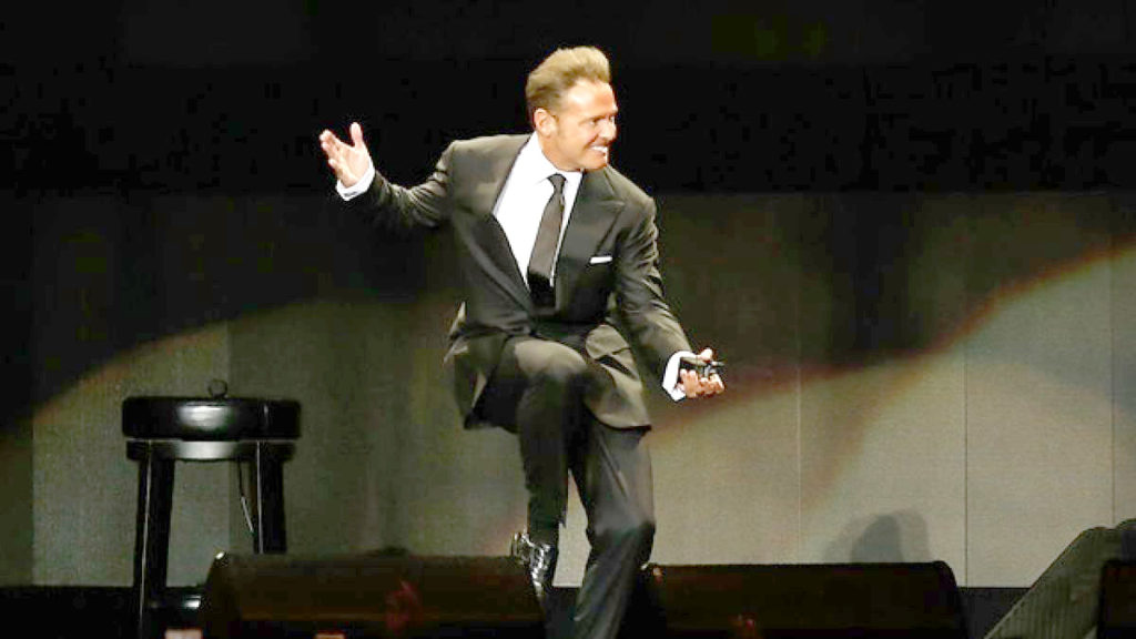 Luis Miguel le tira el micrófono a sonidista durante concierto