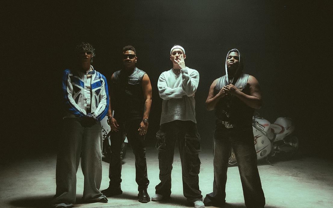 De izquierda a derecha se encuentran, Robi, Caleb Calloway, Alejo y Moffa durante la grabación del video de “0 millas”.