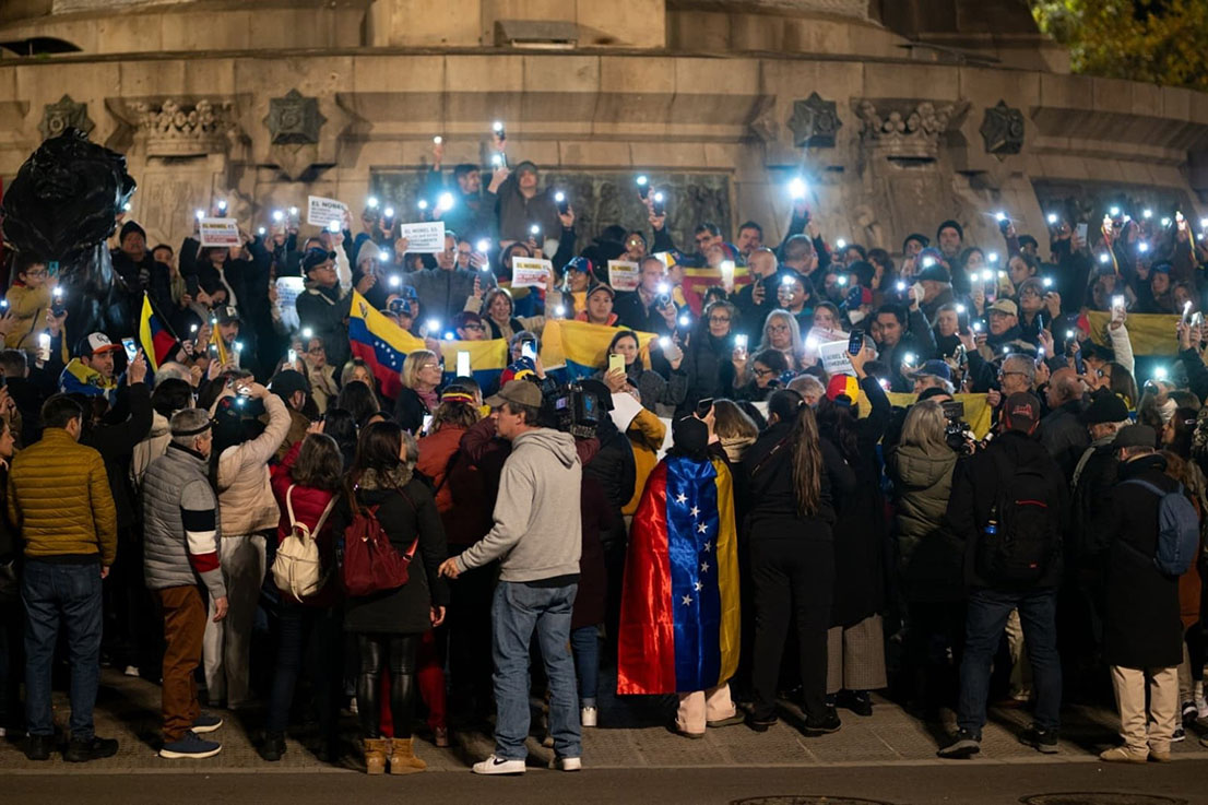 Concentración antes de marchar hacia el monumento a Bolívar- LORENA SOPENA - EUROPA PRESS